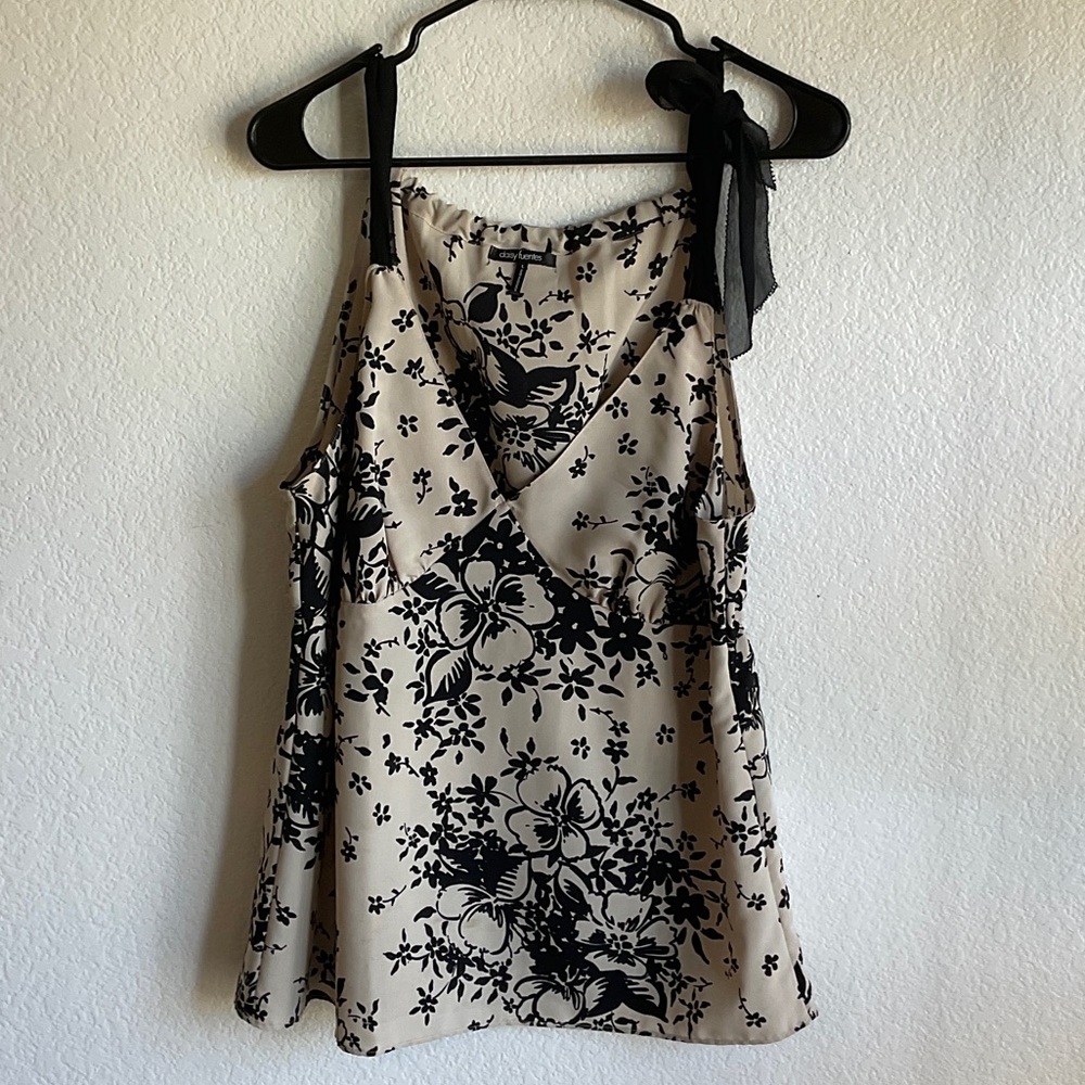 Floral Black and White Women's Top bow tie sash details‎